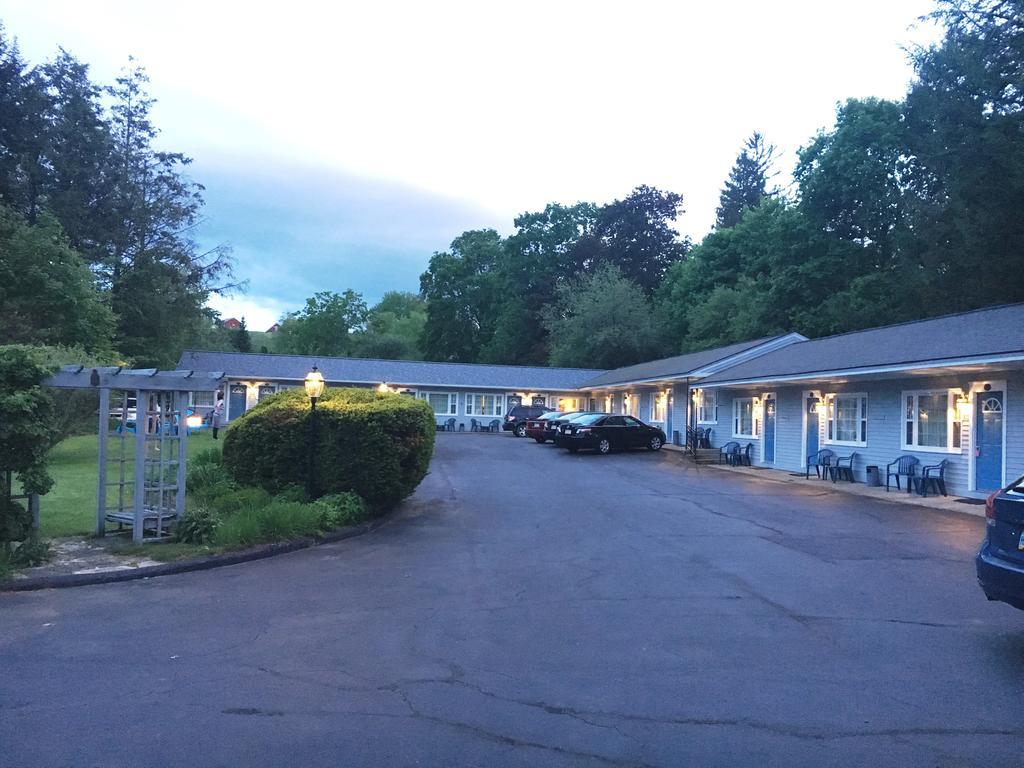 Maple Terrace Motel Williamstown Exterior foto